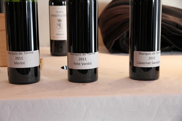 德达侯爵酒庄刚进木桶的2011年新酒，还没混酿按照不同品种分开