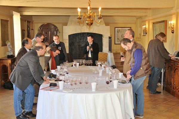 记者团在品鉴玛歌酒庄2008和2009两个年份的葡萄酒