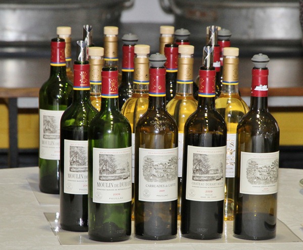 记者团品鉴了2008和2009年份的拉菲古堡和副牌拉菲珍宝，琉塞克庄园和杜哈米隆古堡正副牌共12款酒