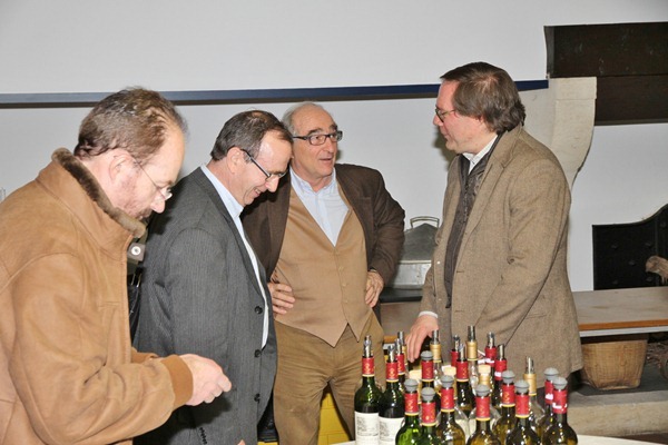 拉菲总经理舍瓦利尔先生在和他的葡萄酒一起接受记者团的“考验”