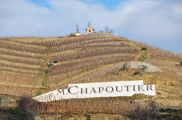 罗纳河谷著名的埃米塔日（Hermitage）产区，顶上那座便是嘉伯乐酒庄（Paul Jaboulet Aîné）著名的”小教堂“（La Chapelle），来源：知味葡萄酒杂志
