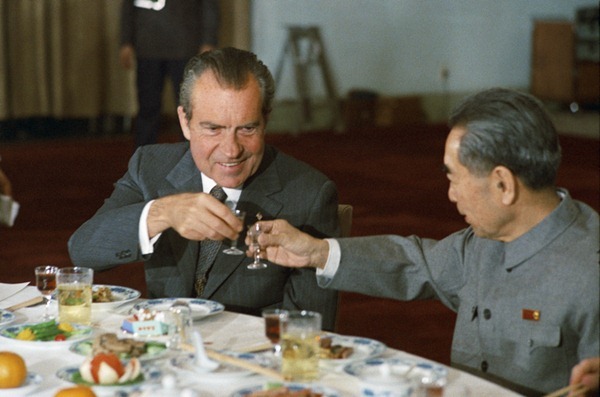1972年尼克松访华与周恩来在国宴上敬酒碰杯
