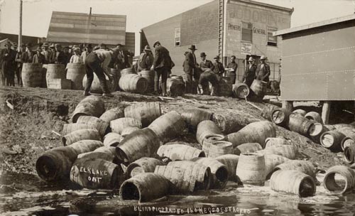禁酒令时期的美国，酒厂的存货被直接倒入湖中