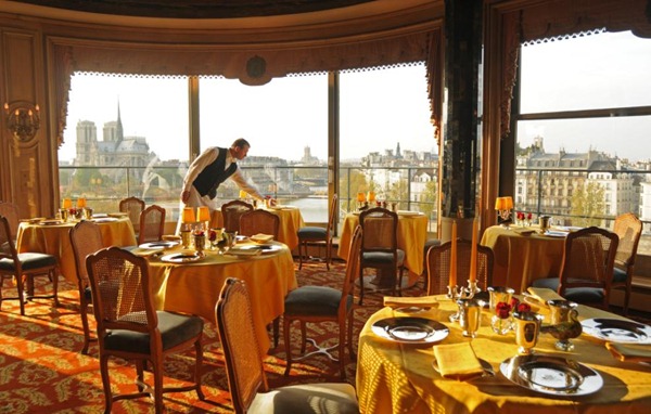 位于巴黎塞纳河畔同样历史悠久的银塔餐厅la Tour d'Argent，图片来源：银塔餐厅