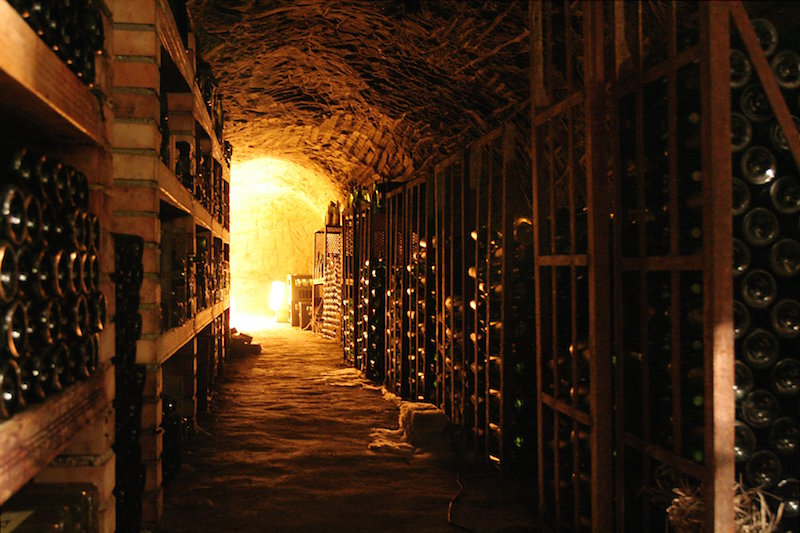 长时间的储藏葡萄酒，需要专业的酒窖或者酒柜，图片来源：wikipedia