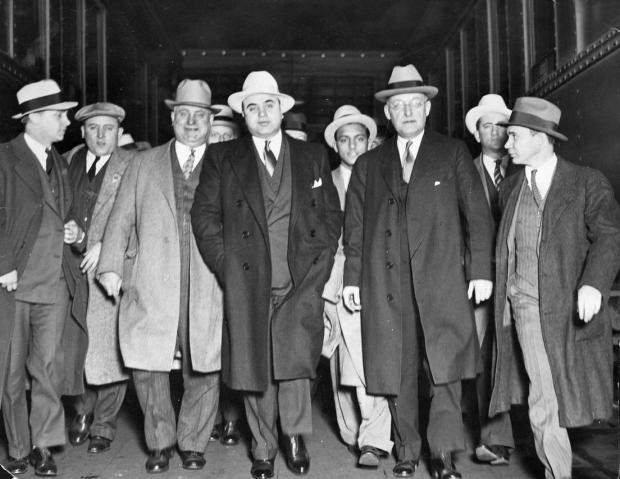 Capone和他的心腹团队，位于他左右手的是他聘用的法律顾问