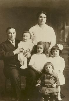 Cesare Mondavi和他太太Rosa，以及四个孩子
