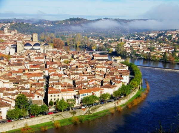 被洛特河环绕的卡奥尔城（Cahors），图片来源：linternaute