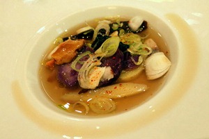 紫薯、鸭肝、鱼子酱、红椒烩鱼肉