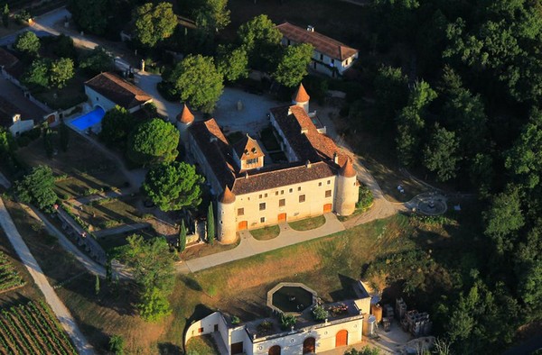 从空中俯瞰丹麦王室的卡伊酒庄 （Château de Cayx）城堡