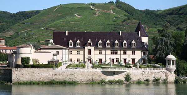 吉佳乐酒庄（E. Guigal）的安皮城堡（Château d'Ampuis），来源：Guigal