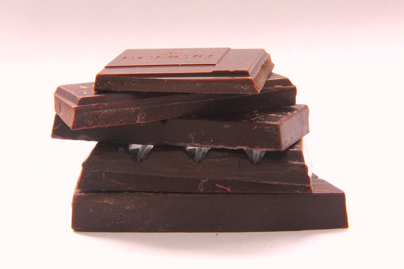 这是不同巧克力品牌制作的巧克力，可可豆都来自委内瑞拉名村Chuao，从上倒下依次为Domori, Amano, Amedei, Bonnat, 以及 Pralus，图片来源：kokobuzz.wordpress.com
