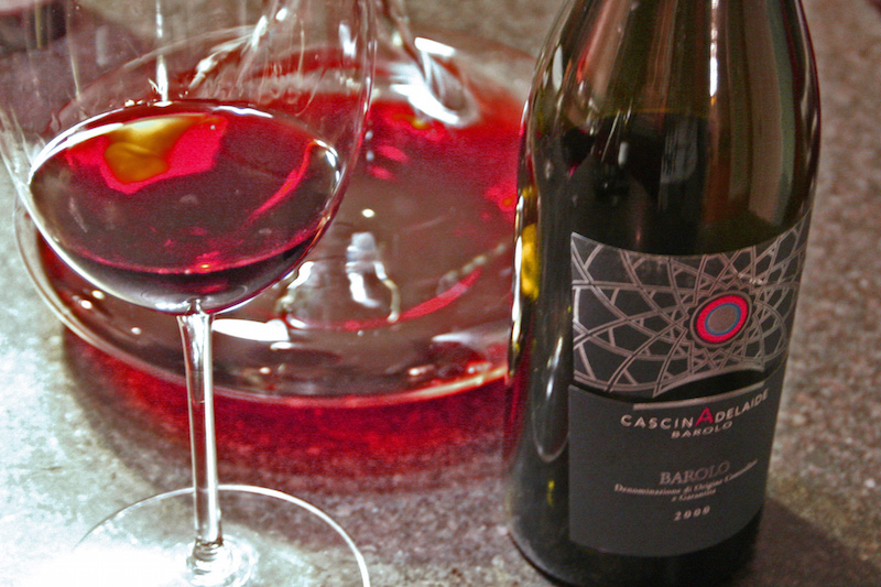 巴罗洛使用100%内比奥罗葡萄（Nebbiolo），是一种著名的浅色葡萄品种