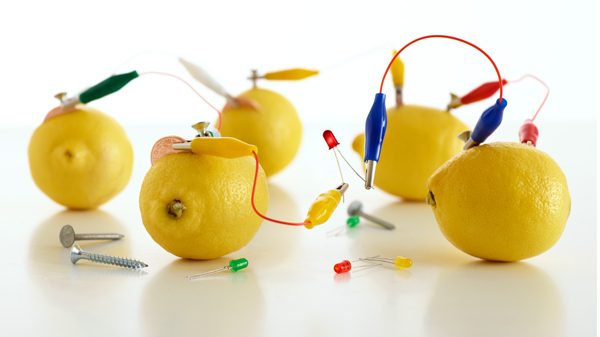 用比葡萄酒更酸的柠檬、铜片、铁钉以及导线，你就能组装一个电力可以点亮小灯泡的原电池了。