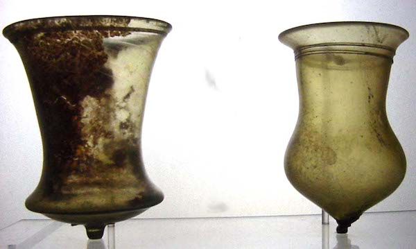 罗马时代宴饮用的酒杯，由于没有底座，需要饮者喝完杯子里的酒之后，才能放下。