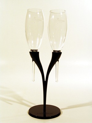 酩悦香槟制作的一款双支带支架的角形香槟杯（Pomponne）