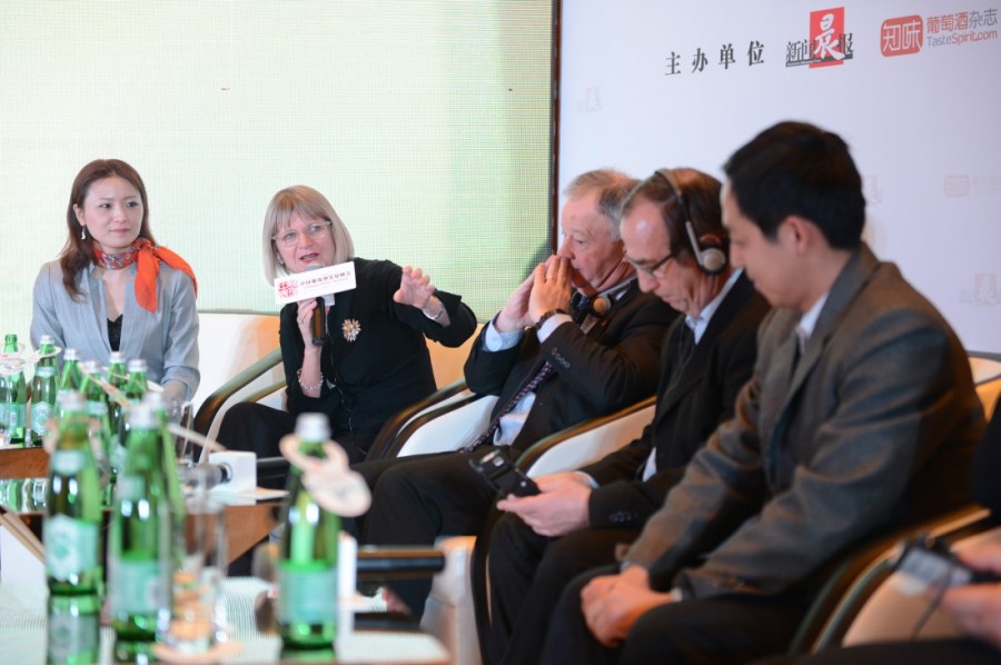 施晔老师与世界著名酒评家Jancis Robinson，WSET全球总裁Ian Harris，世界著名酒评家Bernard Burtschy，在2014中国葡萄酒发展峰会上共同探讨中国葡萄酒教育的未来。