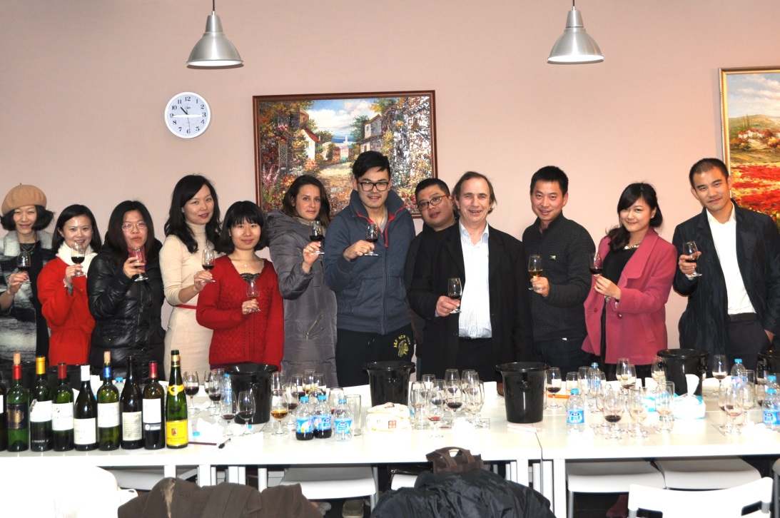 知味WSET学员在与法国葡萄酒媒体协会主席、世界著名酒评家贝尔纳·布尔奇先生的知味学员私享交流会上与大师近距离交流。