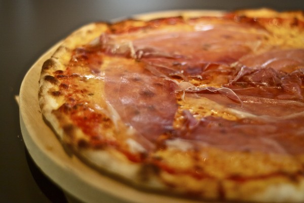 Pizza al Prosciutto，虽然卖相实在一般，但结合了代表了意大利美食经典的火腿，味道真的很赞！Buono！图片来源：labarca-sg.com