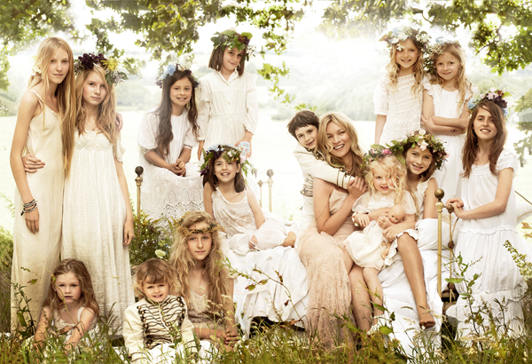 凯特·摩丝在婚礼上和孩子们合影，来源：Vogue