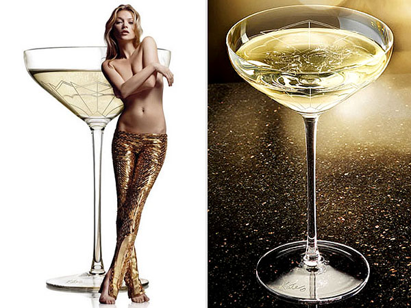 性感的凯特摩丝和以她的乳房形状制作的香槟杯