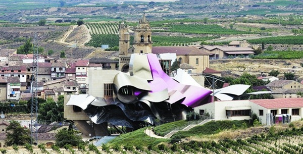 建筑师弗兰克·盖里（Frank Gehry ）应邀为瑞格尔侯爵酒庄设计酒店群楼，屋顶宛如一朵巨型玫瑰，来源：AFP