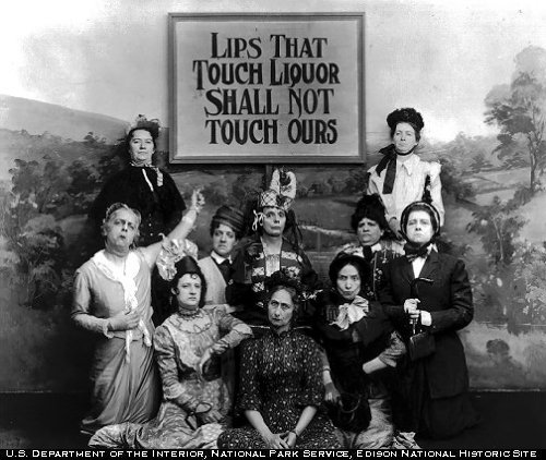 支持禁酒令的女性宣传海报，牌子上写着“吻过酒的嘴唇，不准再来吻我”