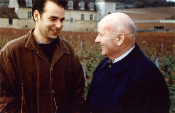 年轻的让-尼古拉·米奥（Jean-Nicolas Méo）和“勃艮第酒神”老师亨利·贾叶（Henri Jayer）在一起