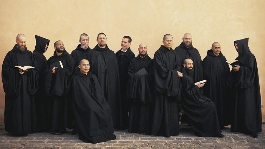 本笃会修士的服装，因为罩袍一身纯黑，也被称为“黑衣修士”