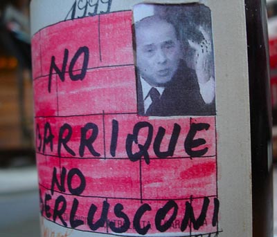 1999年Bartolo Mascarello制作的手绘版酒标，标语是“反对小橡木桶，反对贝卢斯科尼”，Barolo的各种新法规一直以来都让传统酒庄对政府颇为不满