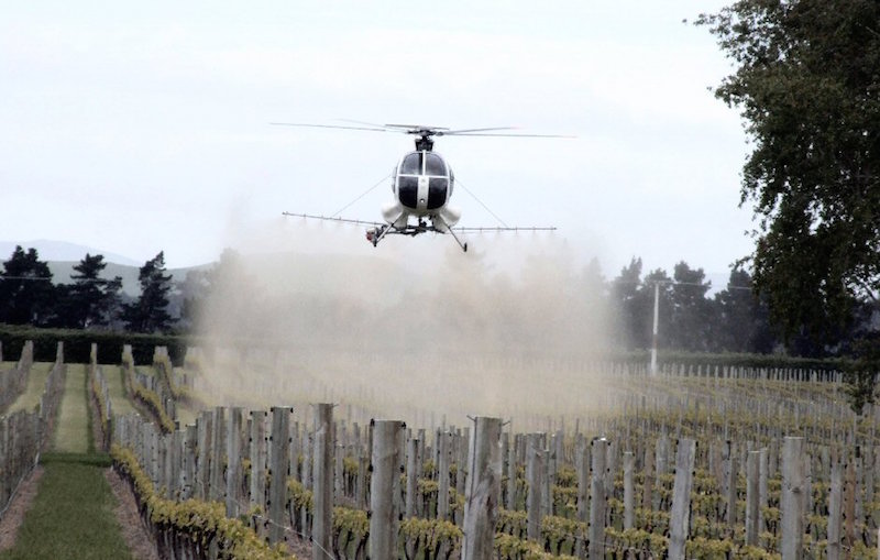 由直升机喷洒农药的现代葡萄园