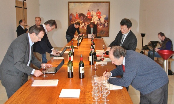 记者团在奥萨娜酒庄（Château Hosanna）品鉴莫艾克斯家的8款波尔多右岸葡萄酒
