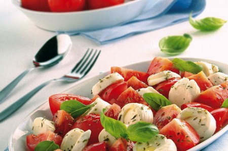 piatto-pronto-pomodori-Ramati-posate-tovagliolo-azzurro_dettaglio_ricette_slider_grande3