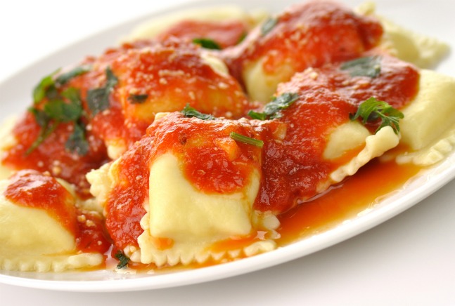 意大利的“饺子”意面 ravioli通常都是吃新鲜的，来源：joyofkosher.com