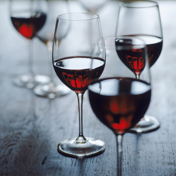 红葡萄酒都含有单宁酸，对于初学者来说，这带来的涩感在初期很难接受。