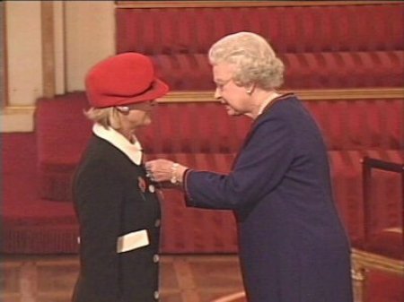2003年，英国女王为杰西斯·罗宾逊授勋，随即邀请她出任皇家葡萄酒顾问一职
