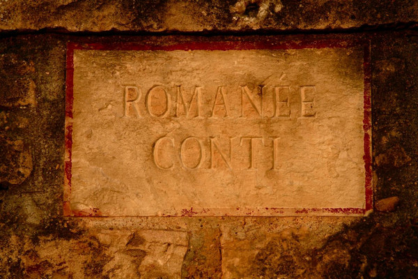罗曼尼康帝特级园（la Romanée Conti）标志性的石墙铭牌，来源：DRC