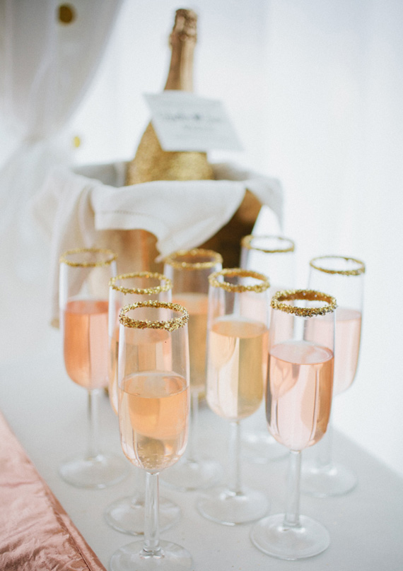  迷人的桃红香槟也成了婚礼上的宠儿