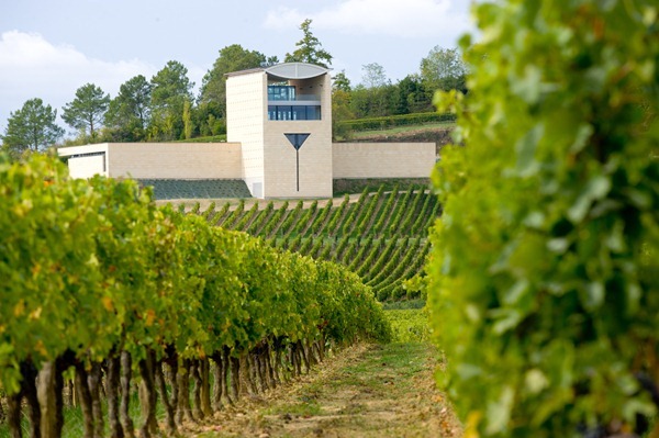 瑞士建筑师马里奥·博塔（Mario Botta）为圣埃米利永产区附近的福热尔酒庄（Château Faugères）设计的酒窖