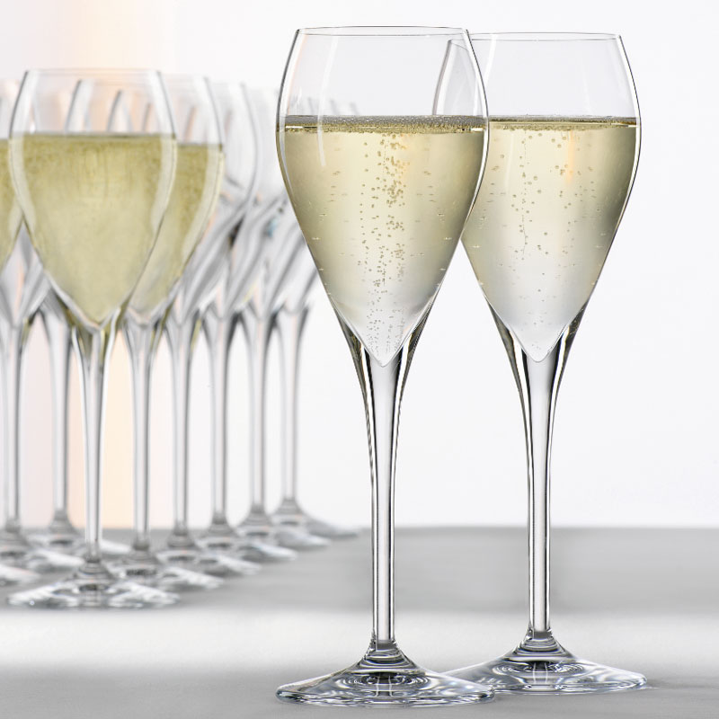当下在侍酒师中比较流行的郁金香形香槟杯，收口的设计能让香气更为集中一些，当然用普通的白葡萄酒郁金香杯也不错，来源：Spiegelau