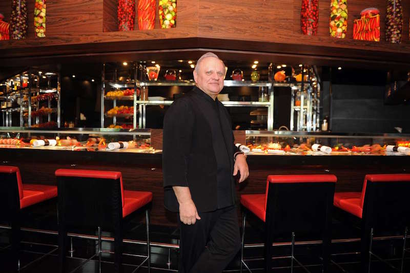 拥有多家米其林星级餐厅的法国大厨Joel Robuchon在上海摘得二星