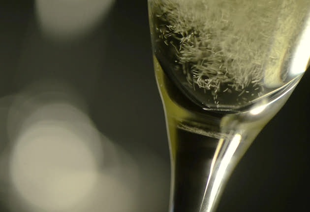 延时曝光镜头下，一杯香槟中气泡画下的绚丽轨迹。图片来源：shutterstock.com