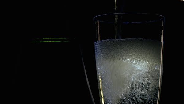 虽然很漂亮，但这么多泡沫的时候，还是先等等再喝吧。图片来源：shutterstock.com