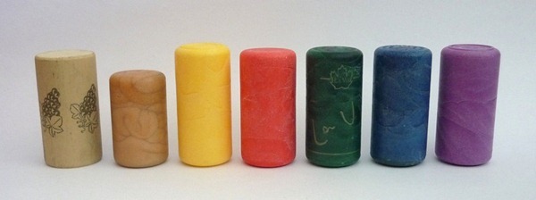 几种不同的合成塑胶瓶塞，来源：维基百科