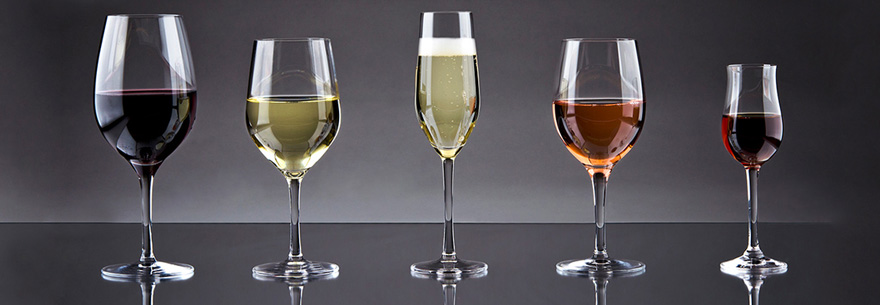 从左至右：红葡萄酒杯，白葡萄酒杯，笛形的起泡酒杯，装了桃红的白葡萄酒杯，强化酒杯
